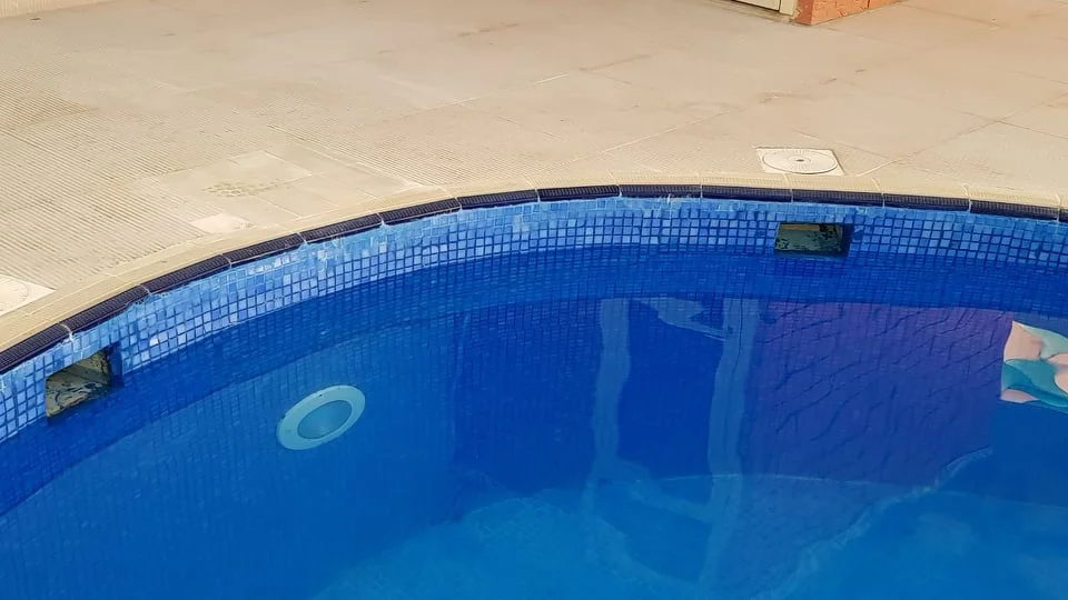 إصلاح تسربات المسابح